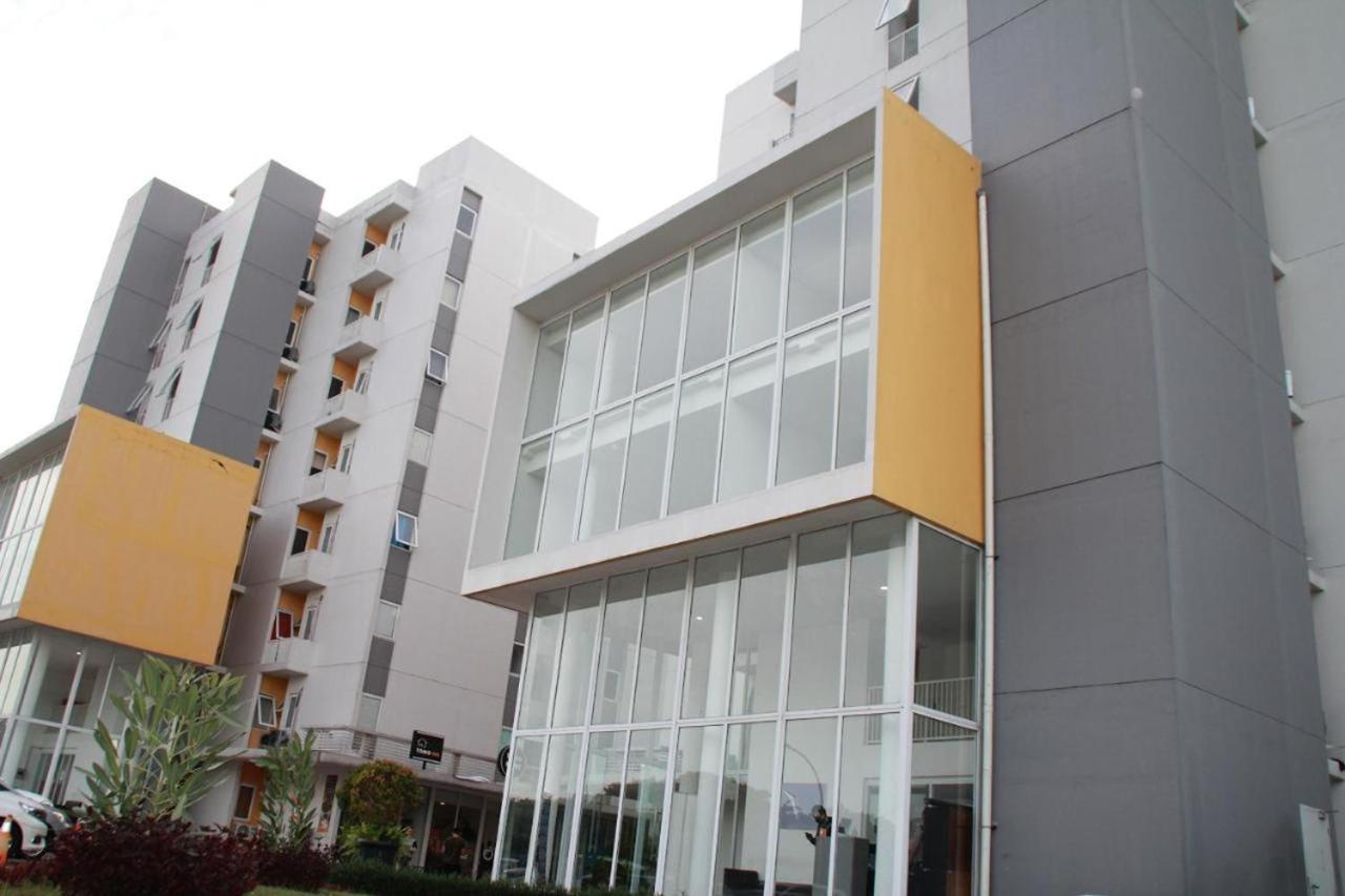 Barata Hotel Near Bandara Soekarno Hatta 当格浪 外观 照片
